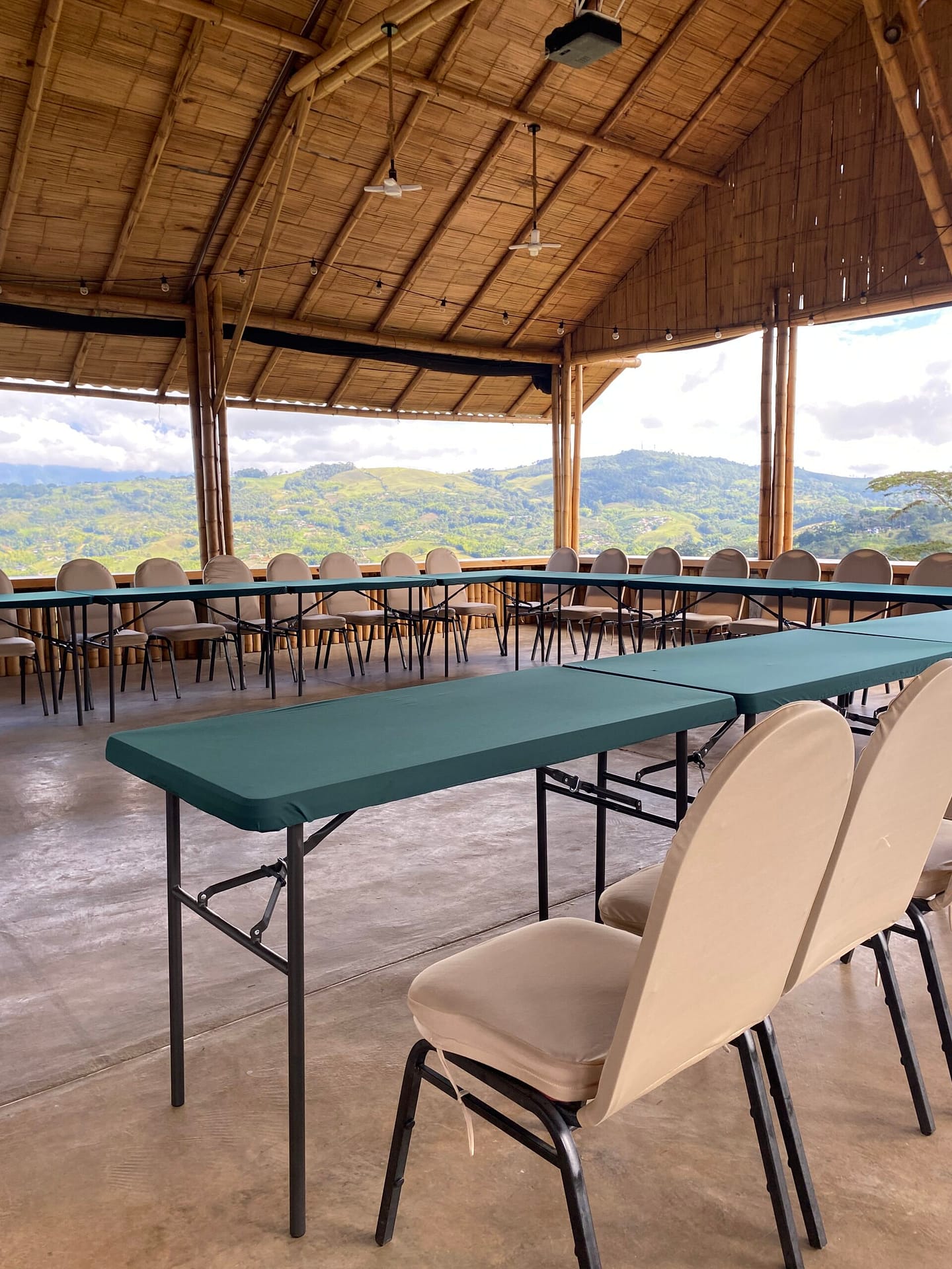 Salón de Eventos Corporativos en La Huerta Hotel en el Lago Calima cerca de Buga, Tuluá y Cali