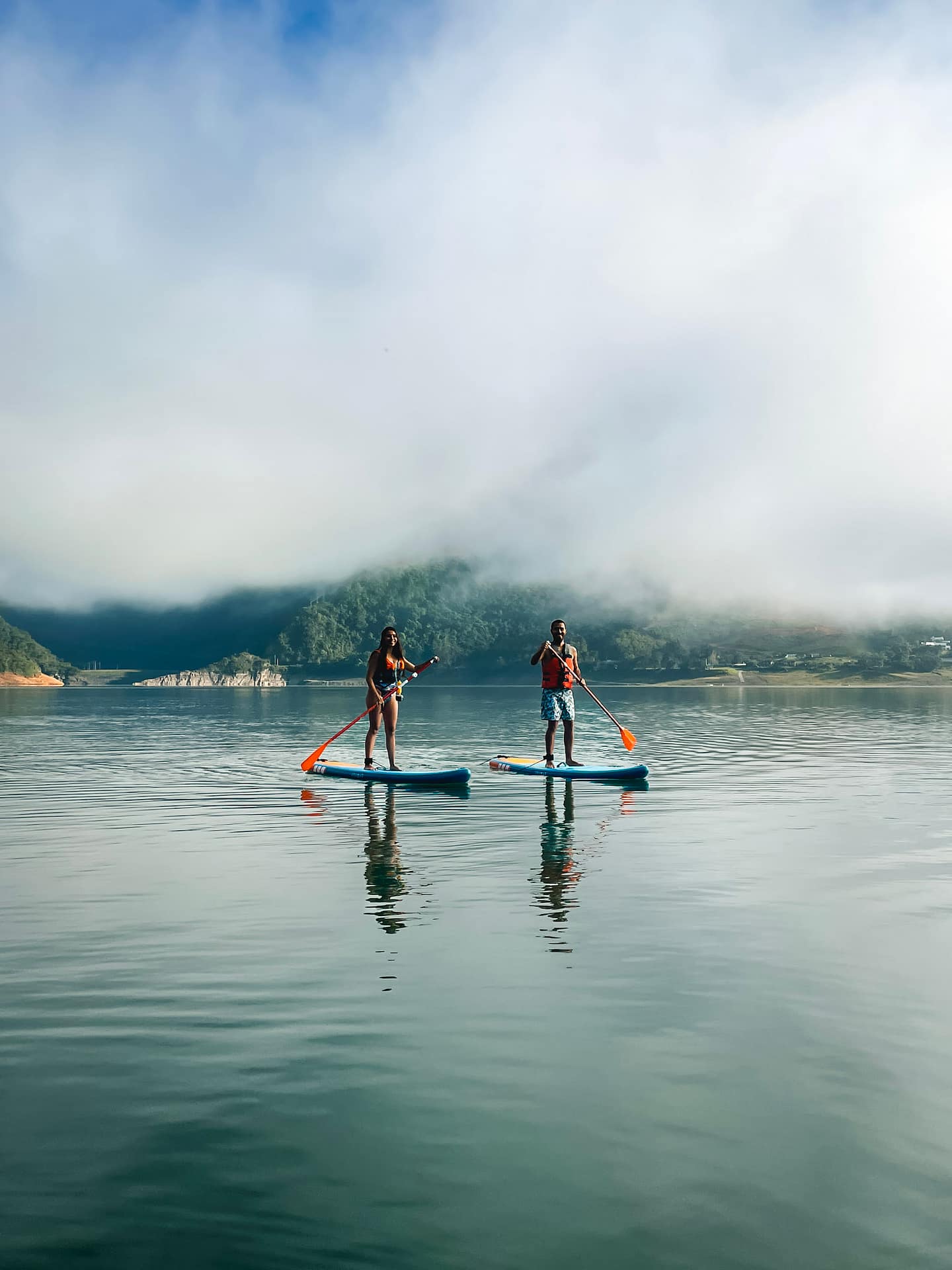 Vive experiencias como Paddle en el Lago Calima en la Huerta Hotel